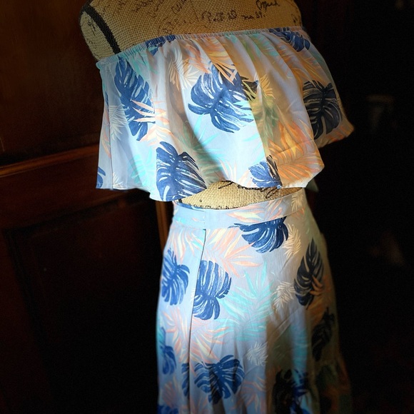 Estro Small Tropical Wrap skirt and Matching Bandeau - Picture 2 of 12